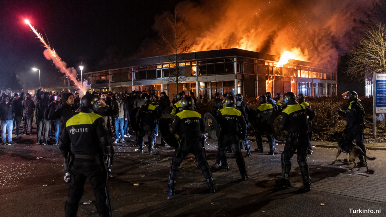 Hollanda’da Göstericiler Sığınmacı Merkezini Ateşe Verdi