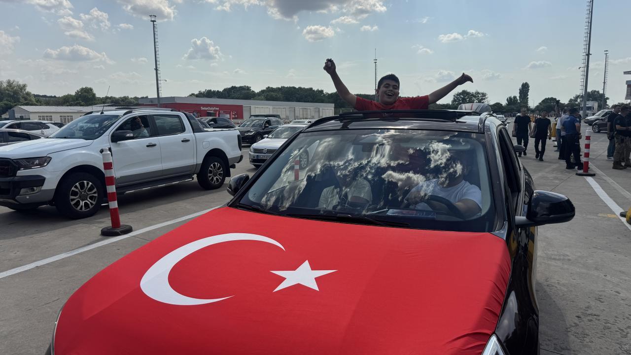 Gurbetçilerin Türkiye Yolculuğu Sürüyor: Sınır Kapılarında Duygu Dolu Kavuşmalar